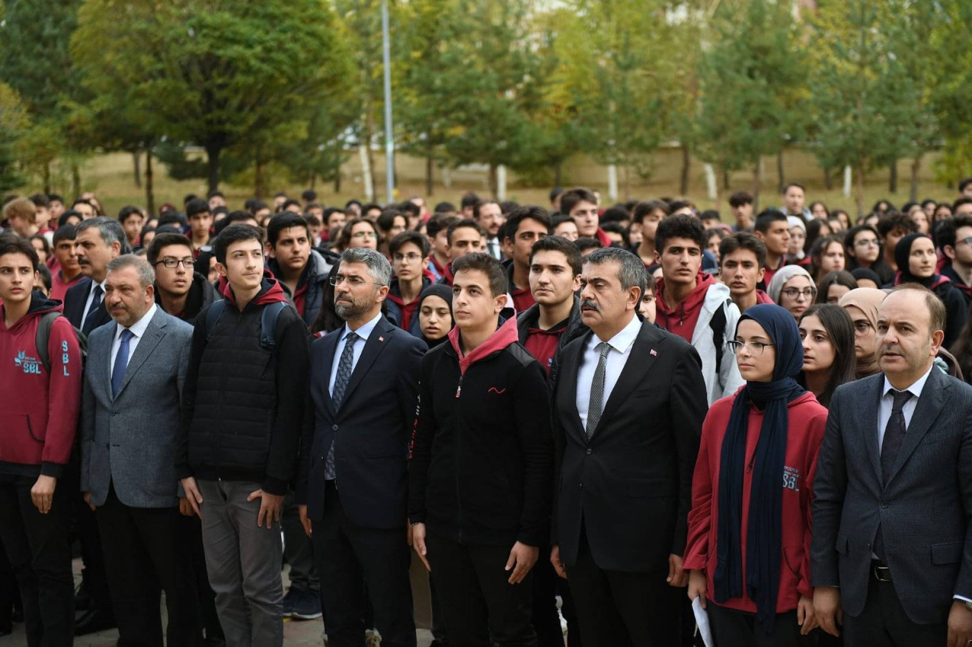 Bakan Tekin ve Öğrenciler, Gazze’de Ölen Çocuklar İçin Saygı Duruşunda Bulundu